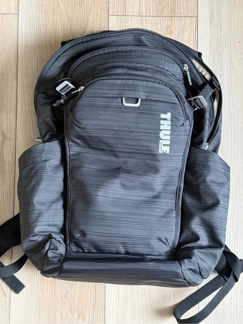 Thule Gray Men's Commuter Backpack with Silver Logo